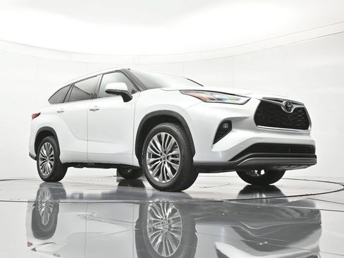 Used 2022 Toyota Highlander Platinum FWD image 41
