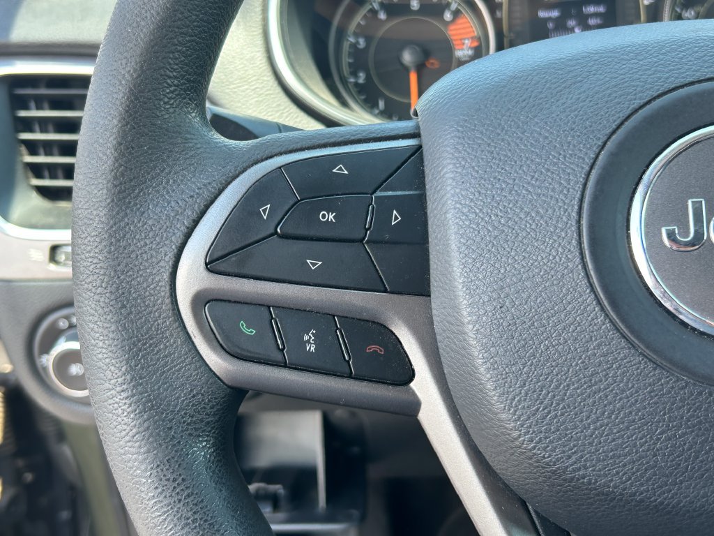 Used 2019 Jeep Cherokee Latitude w/ Popular Appearance Group AWD/4WD image 19