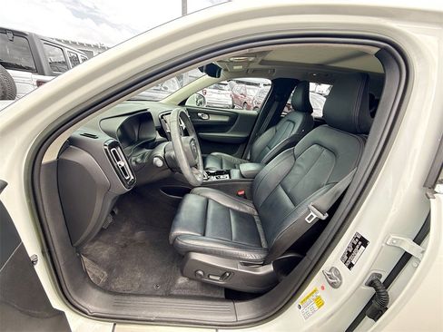 Used 2024 Volvo XC40 B5 Plus image 23