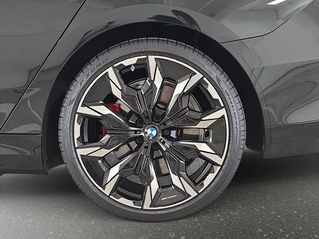 Certified 2026 BMW 550e xDrive w/ Executive Package AWD/4WD image 32