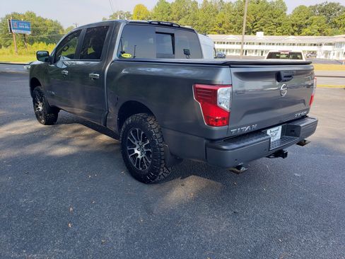 Used 2021 Nissan Titan SV w/ SV Convenience Package image 4