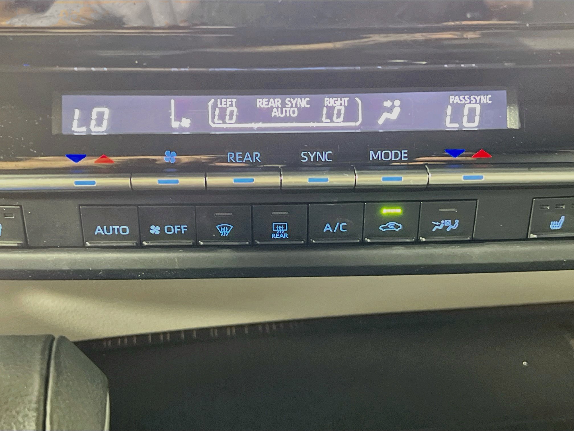 Used 2024 Toyota Sienna XLE FWD image 26