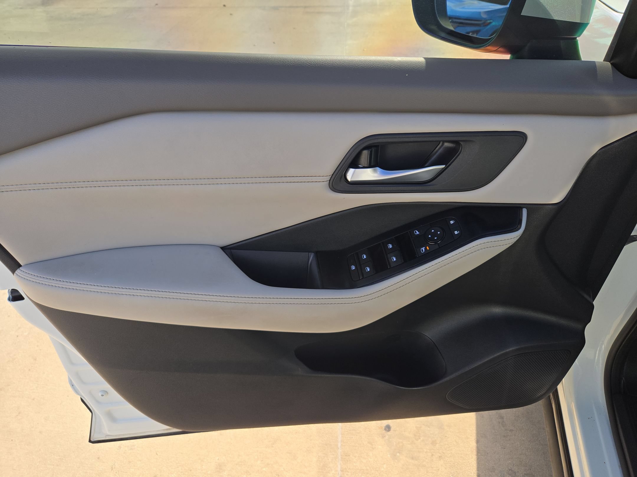 Used 2023 Nissan Rogue SV w/ SV Premium B Package FWD image 12