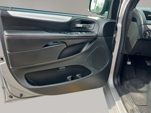 Used 2017 Dodge Grand Caravan GT FWD image 12