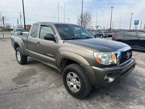 Used 2011 Toyota Tacoma PreRunner w/ SR5 Pkg #2 image 2