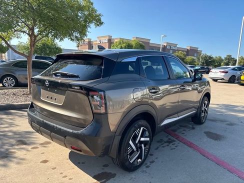 Used 2025 Nissan Kicks SV w/ Interior Electronics Package FWD image 5