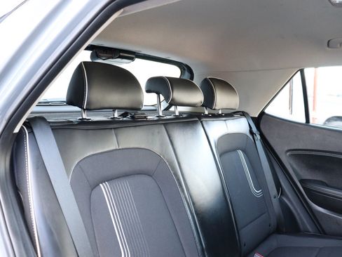 Used 2023 Hyundai Venue Limited image 13