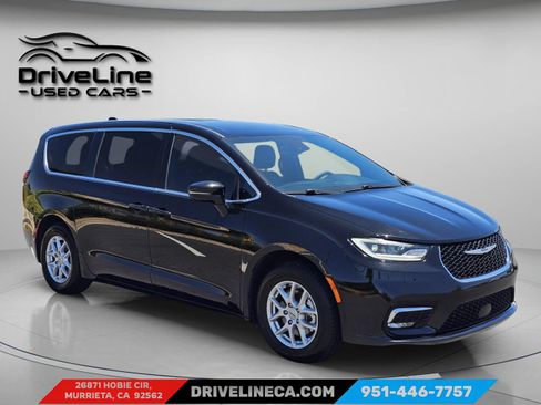 Used 2025 Chrysler Pacifica Select FWD image 9