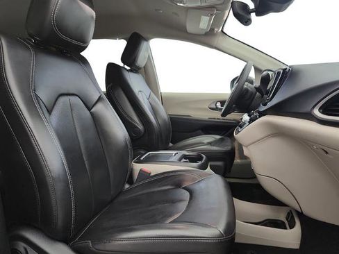 Used 2023 Chrysler Pacifica Touring-L image 22