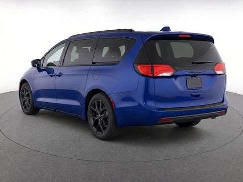 Used 2018 Chrysler Pacifica Touring-L w/ Premium Audio Group FWD image 7