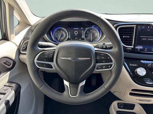 Used 2023 Chrysler Pacifica Touring-L FWD image 16