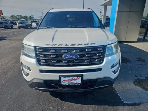 Used 2017 Ford Explorer XLT w/ Equipment Group 202A AWD/4WD image 8