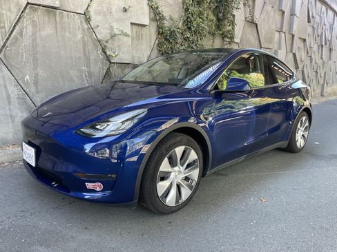 Used 2023 Tesla Model Y Long Range AWD/4WD image 9