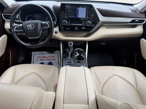 Used 2021 Toyota Highlander XLE AWD/4WD image 14