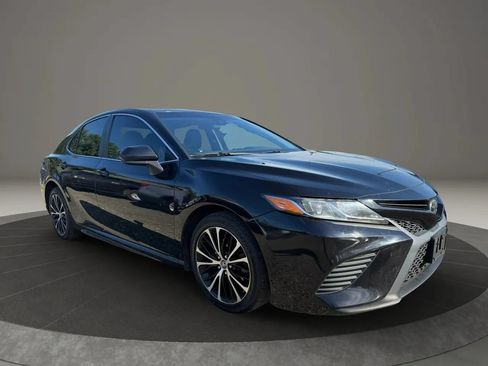 Used 2019 Toyota Camry SE w/ Carpet Mat Package FWD image 3