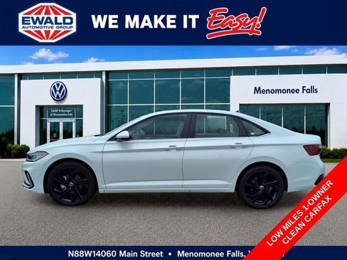 Used 2025 Volkswagen Jetta SE w/ Sunroof Package FWD image 4