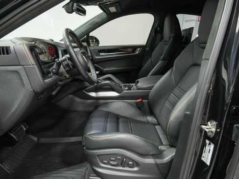 Used 2024 Porsche Cayenne Turbo GT AWD/4WD image 94