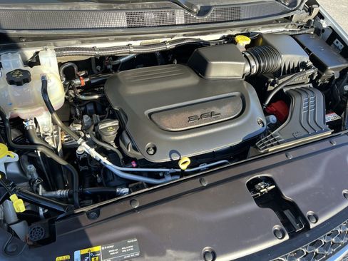 Used 2024 Chrysler Pacifica Touring-L FWD image 27