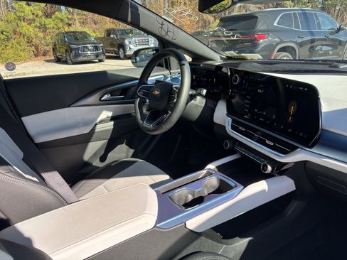 Used 2025 Chevrolet Equinox EV LT image 8