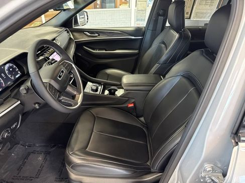 Used 2025 Jeep Grand Cherokee Limited w/ Luxury Tech Group II RWD image 18