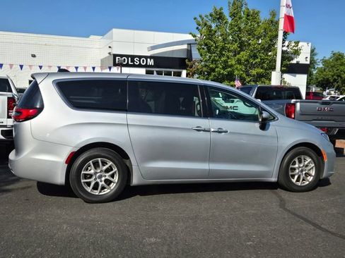 Used 2023 Chrysler Pacifica Touring-L FWD image 3