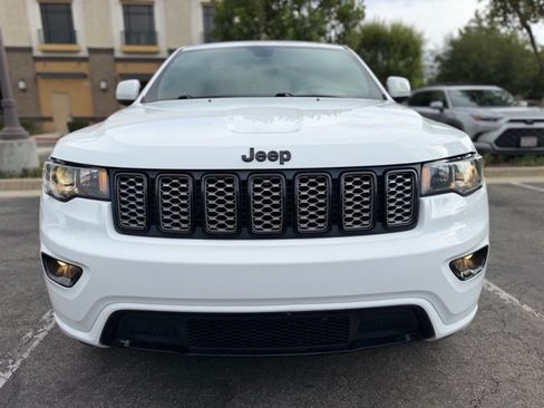 Used 2018 Jeep Grand Cherokee Altitude RWD image 9