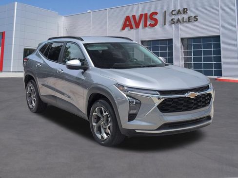 Used 2025 Chevrolet Trax LT w/ LT Convenience Package FWD image 3