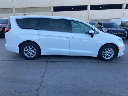 Used 2023 Chrysler Voyager LX image 4