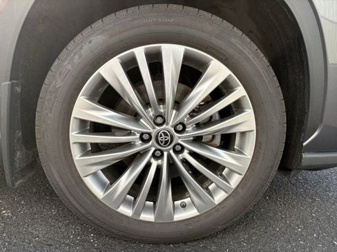 Used 2025 Toyota Highlander Platinum AWD/4WD image 6