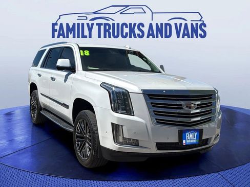 Used 2018 Cadillac Escalade Luxury AWD/4WD image 7