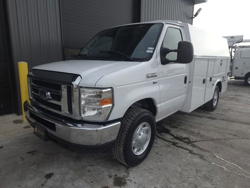Used 2019 Ford E-350 and Econoline 350 Super Duty w/ Power Windows & Locks Group image 2