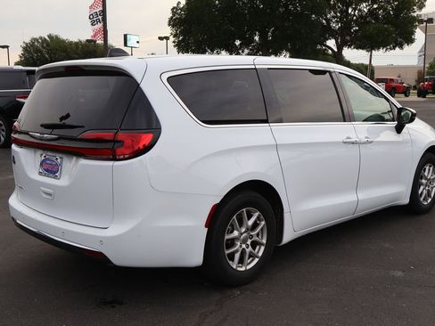Used 2024 Chrysler Pacifica Touring-L FWD image 14