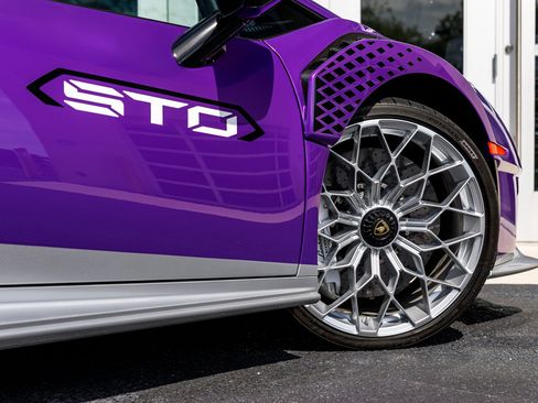 Used 2023 Lamborghini Huracan STO image 20