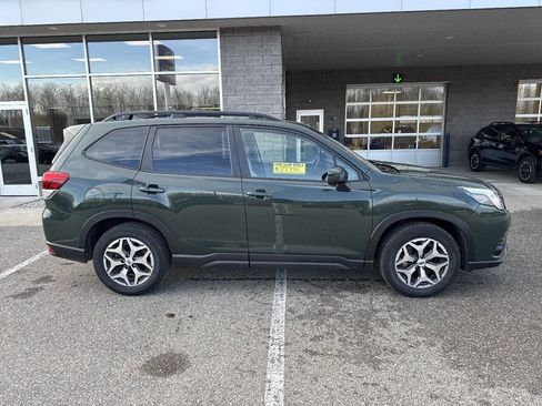 Used 2023 Subaru Forester Premium image 2