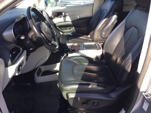 Used 2021 Chrysler Pacifica Touring-L image 17