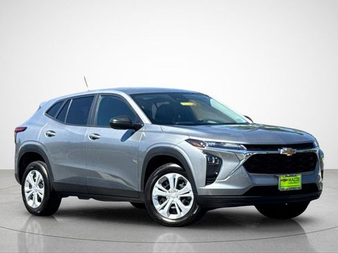 Used 2025 Chevrolet Trax LS FWD image 2