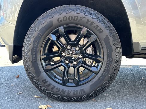 Used 2025 Chevrolet Colorado Z71 w/ Midnight Edition image 14