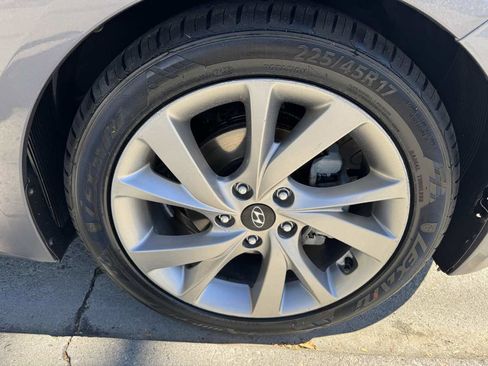 Used 2017 Hyundai Veloster image 7