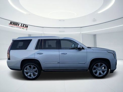 Used 2018 Cadillac Escalade Premium Luxury AWD/4WD image 2