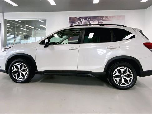 Used 2023 Subaru Forester Premium image 3