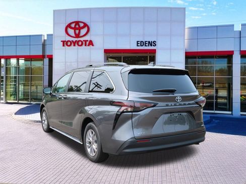 Used 2025 Toyota Sienna XLE FWD image 8