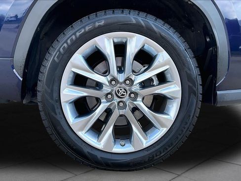 Used 2024 Toyota Highlander Limited FWD image 11