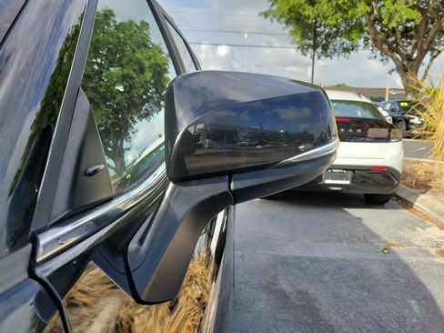 Used 2023 Toyota Highlander LE FWD image 4
