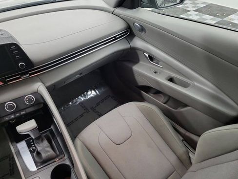 Used 2025 Hyundai Elantra SE image 16