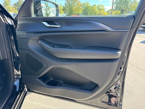 New 2025 Jeep Grand Cherokee Altitude image 18