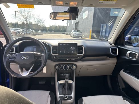 Used 2023 Hyundai Venue SEL image 6