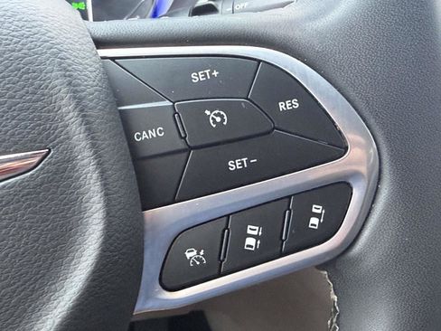 Used 2023 Chrysler Pacifica Touring-L FWD image 23