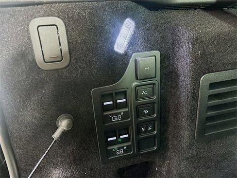 Certified 2023 Land Rover Discovery Metropolitan Edition image 6