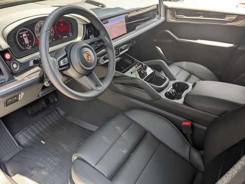 Used 2025 Porsche Cayenne image 4