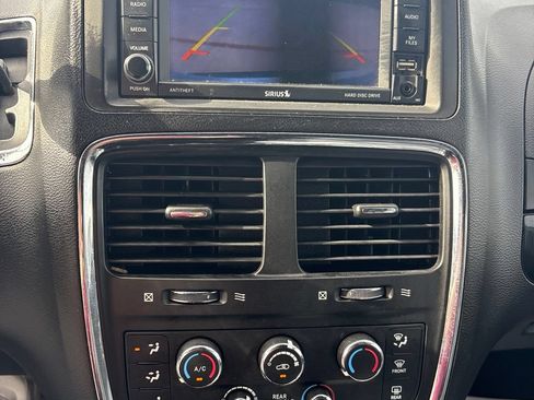 Used 2018 Dodge Grand Caravan SE FWD image 13
